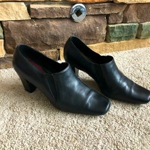Women’s black Aerosoles Booties - 7